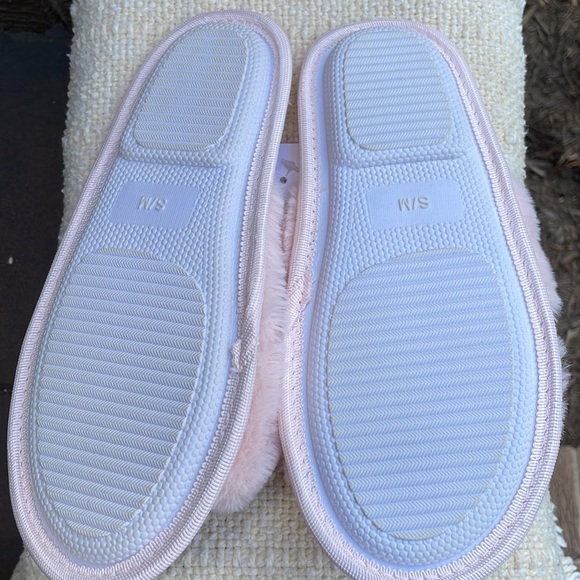 Splendid Pink Fuzzy Slippers NWT - Picture 5 of 5